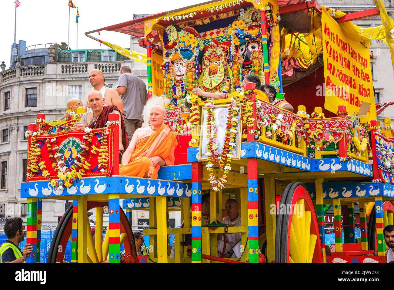 Londres, Royaume-Uni. 04th août 2022. Le char coloré arrive à Trafalgar Square. Le festival Hindou Ratha Yatra (alternative orthographial Rathayatra), Ou Chariot Festival, tombe le 4th septembre de cette année et est célébré à Londres avec une procession des chars et des divinités de Hyde Park à Trafalgar Square, accompagné par le public, suivi des festivités, de la nourriture gratuite et des spectacles à Trafalgar Square. Credit: Imagetraceur/Alamy Live News Banque D'Images