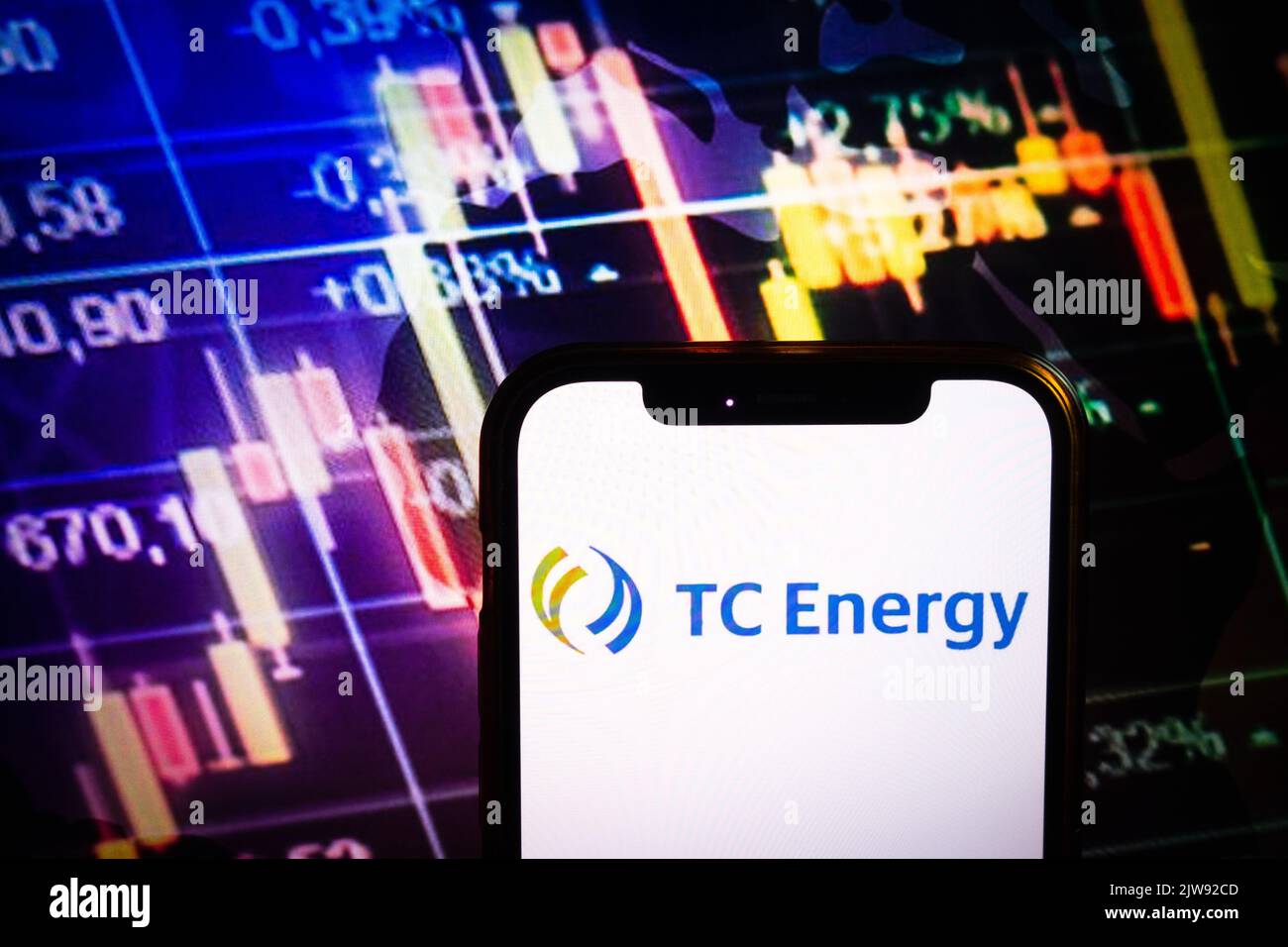 KONSKIE, POLOGNE - 30 août 2022: Smartphone affichant le logo de TC Energy Company sur fond de diagramme boursier Banque D'Images