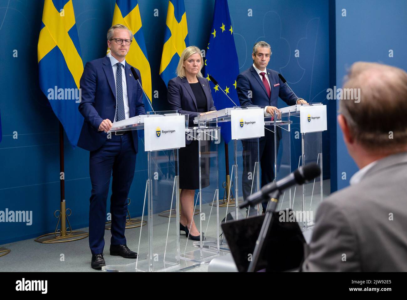 (220904) -- STOCKHOLM, le 4 septembre 2022 (Xinhua) -- le Premier ministre suédois Magdalena Andersson (C) assiste à une conférence de presse à Stockholm, en Suède, le 3 septembre 2022. Samedi, le gouvernement suédois s'est engagé à fournir des garanties de liquidité aux compagnies d'électricité afin d'éviter une crise financière déclenchée par la crise énergétique en Europe. (Magnus Liljegren/bureaux gouvernementaux de Suède/document via Xinhua) Banque D'Images