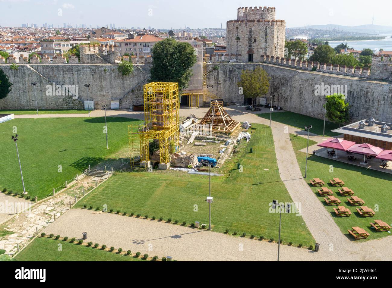 2 septembre 2022 : vue sur l'intérieur, la cour et les environs du musée de la forteresse de Yedikule, structure historique fortifiée autrefois utilisée comme donjon, situé dans le quartier de Yedikule à Fatih, à Istanbul, en Turquie, sur 2 septembre 2022. Construit en 1458 sur la commission du Sultan Ottoman Mehmed II, le complexe de sept tours a été créé en ajoutant trois nouvelles tours et en entourant entièrement une section des anciens murs de Constantinople, Y compris les deux tours jumelles qui constituaient à l'origine la porte d'Or triomphale construite par les Empereurs romains Theodosius I et Theodosius II (Crédit IMA Banque D'Images