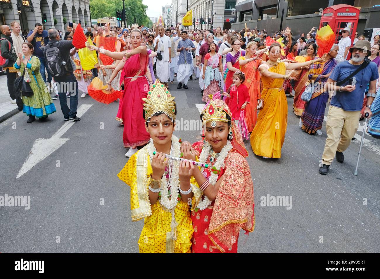 Londres, Royaume-Uni, 4th septembre 2022. Des centaines de dévotés de Hare Krishna dansaient dans une procession colorée à côté d'un char géant tiré par des cordes. Les festivités se sont poursuivies à Trafalgar Square où les clients ont apprécié les spectacles. Crédit : onzième heure Photographie/Alamy Live News Banque D'Images