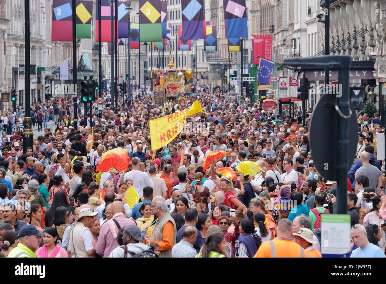 Londres, Royaume-Uni, 4th septembre 2022. Des centaines de dévotés de Hare Krishna dansaient dans une procession colorée à côté d'un char géant tiré par des cordes. Les festivités se sont poursuivies à Trafalgar Square où les clients ont apprécié les spectacles. Crédit : onzième heure Photographie/Alamy Live News Banque D'Images