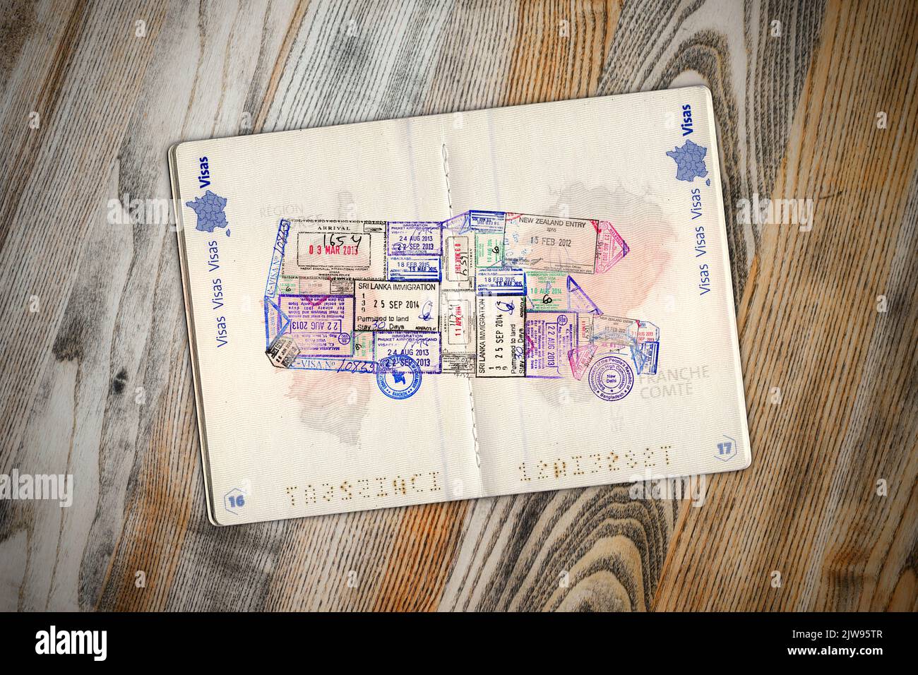 Voiture de camping avec timbres de voyage Banque D'Images