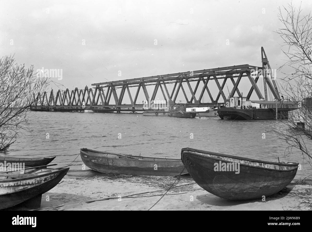 Vue de la construction d'un pont pour le nouveau pont ferroviaire définitif au-dessus du Diep Hollands près de Moerdijk. Banque D'Images