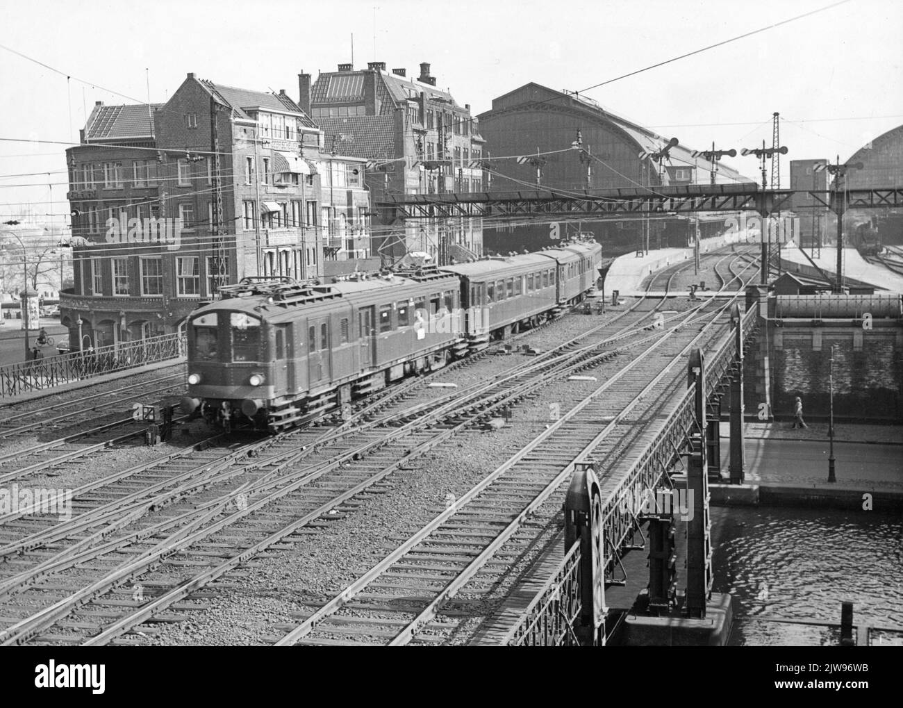 Image d'un train constitué de chariots d'équipement de tampon électrique (« boîtes de blocs », Mat. 1924) de la N.S. À la station N.S. Amsterdam et al Amsterdam. Banque D'Images