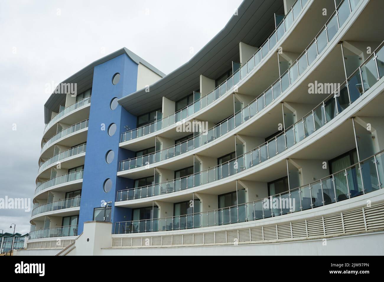 Bloc d'appartements sur le front de mer à Westward Ho! Banque D'Images
