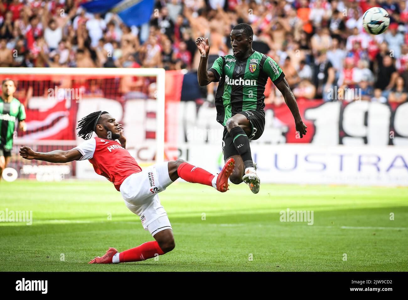 Reims, France. 4th septembre 2022. ANDREAW GRAVILLON du Stade de Reims combat avec MASSADOO HAIDARA de RC Lens lors de l'action de la Ligue française 1 au stade Auguste Delaune. (Image de crédit : © Matthieu Mirville/ZUMA Press Wire) Banque D'Images