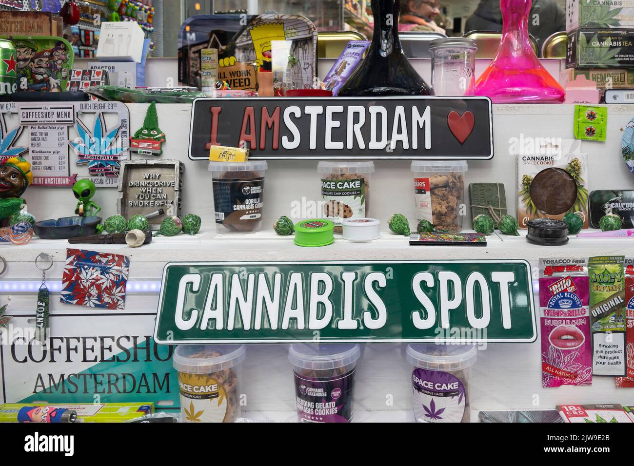 Une collection de cannabis paraphhernalia dans la fenêtre d'un magasin à Amsterdam, Hollande. Banque D'Images