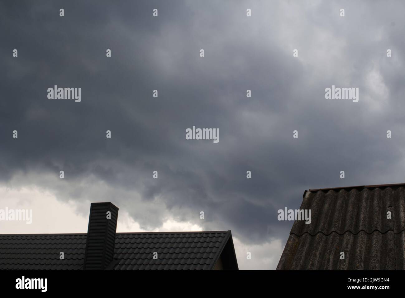 Effet de flou sur le toit en acier sur fond ciel sombre. Nuages noirs