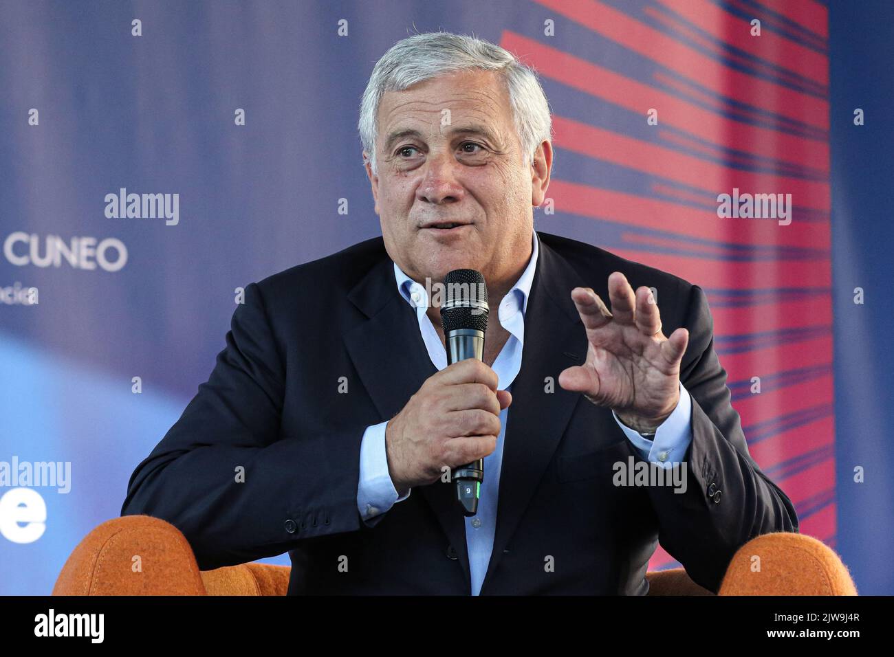 Antonio Tajani vice-président du Parti populaire européen, vice-président et coordinateur national unique de Forza Italia, interviewé par Maurizio Molinari, directeur du rédacteur en chef du journal la Repubblica au « Festival della TV di Dogliani (CN) » Banque D'Images