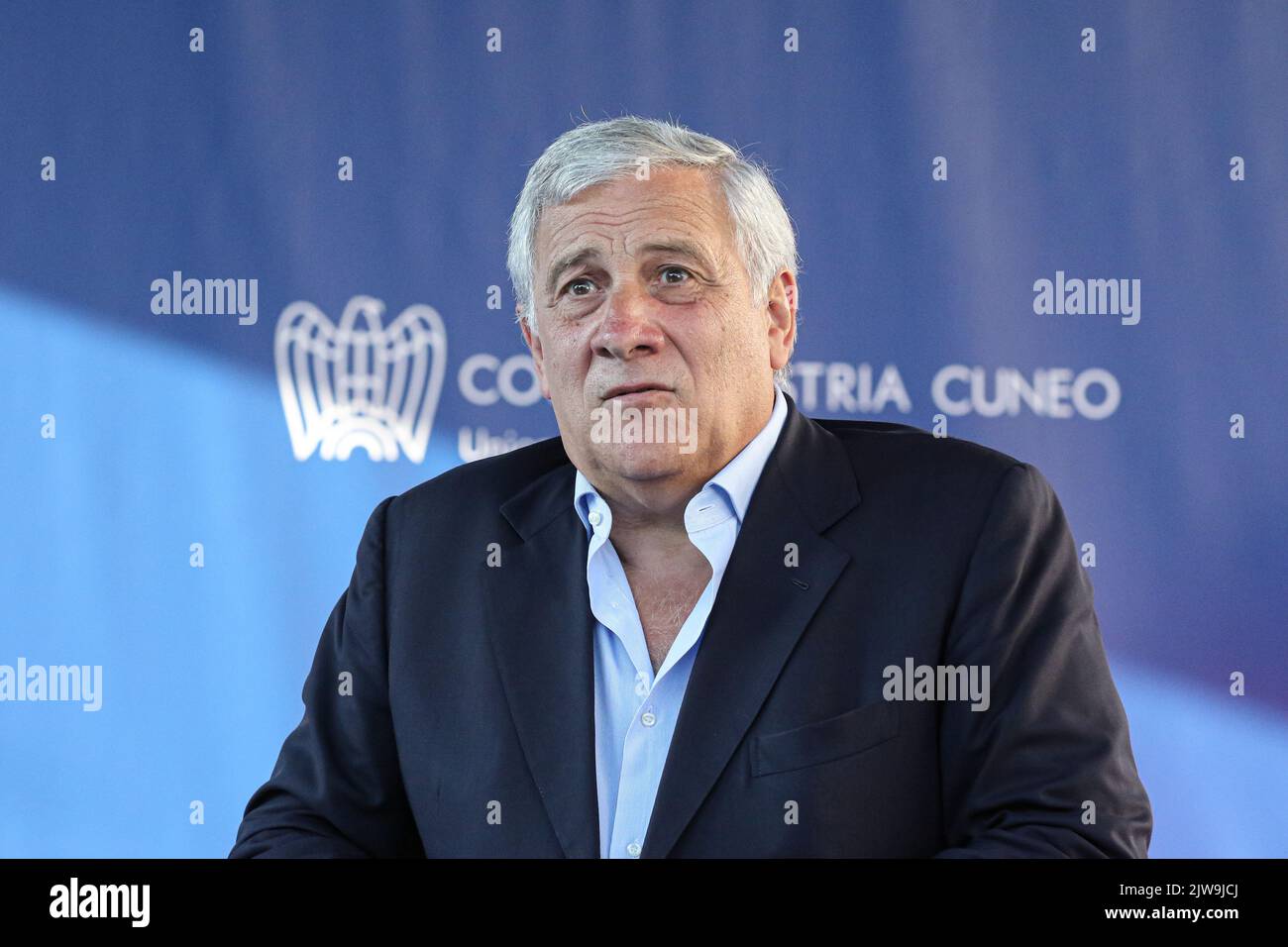 Antonio Tajani vice-président du Parti populaire européen, vice-président et coordinateur national unique de Forza Italia, interviewé par Maurizio Molinari, directeur du rédacteur en chef du journal la Repubblica au « Festival della TV di Dogliani (CN) » Banque D'Images