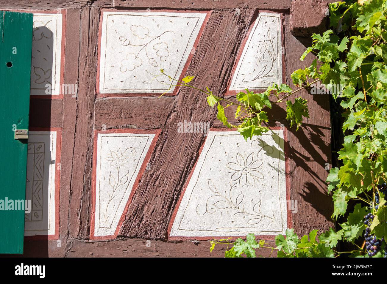 détail d'une ancienne maison à colombages avec des décorations sculptées dans le plâtre Banque D'Images