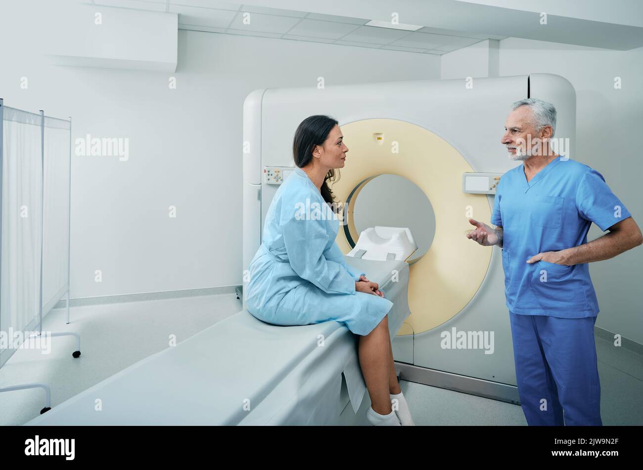 Tomodensitométrie. Professionnel de la santé discutant avec la patiente dans le service de radiologie de l'hôpital avant la réalisation de la tomodensitométrie Banque D'Images