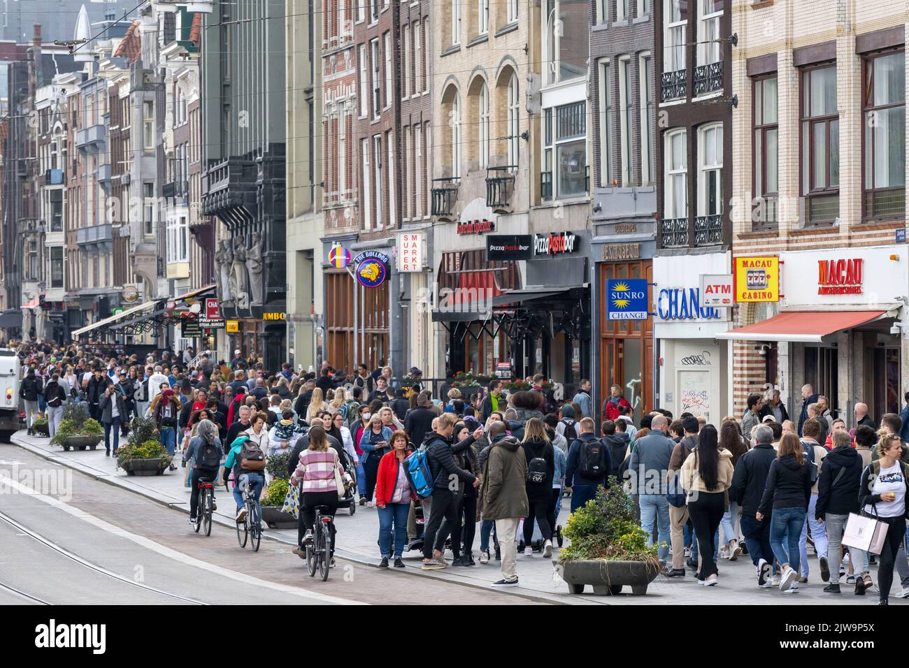 Vue générale sur une rue animée d'Amsterdam, Hollande. Banque D'Images