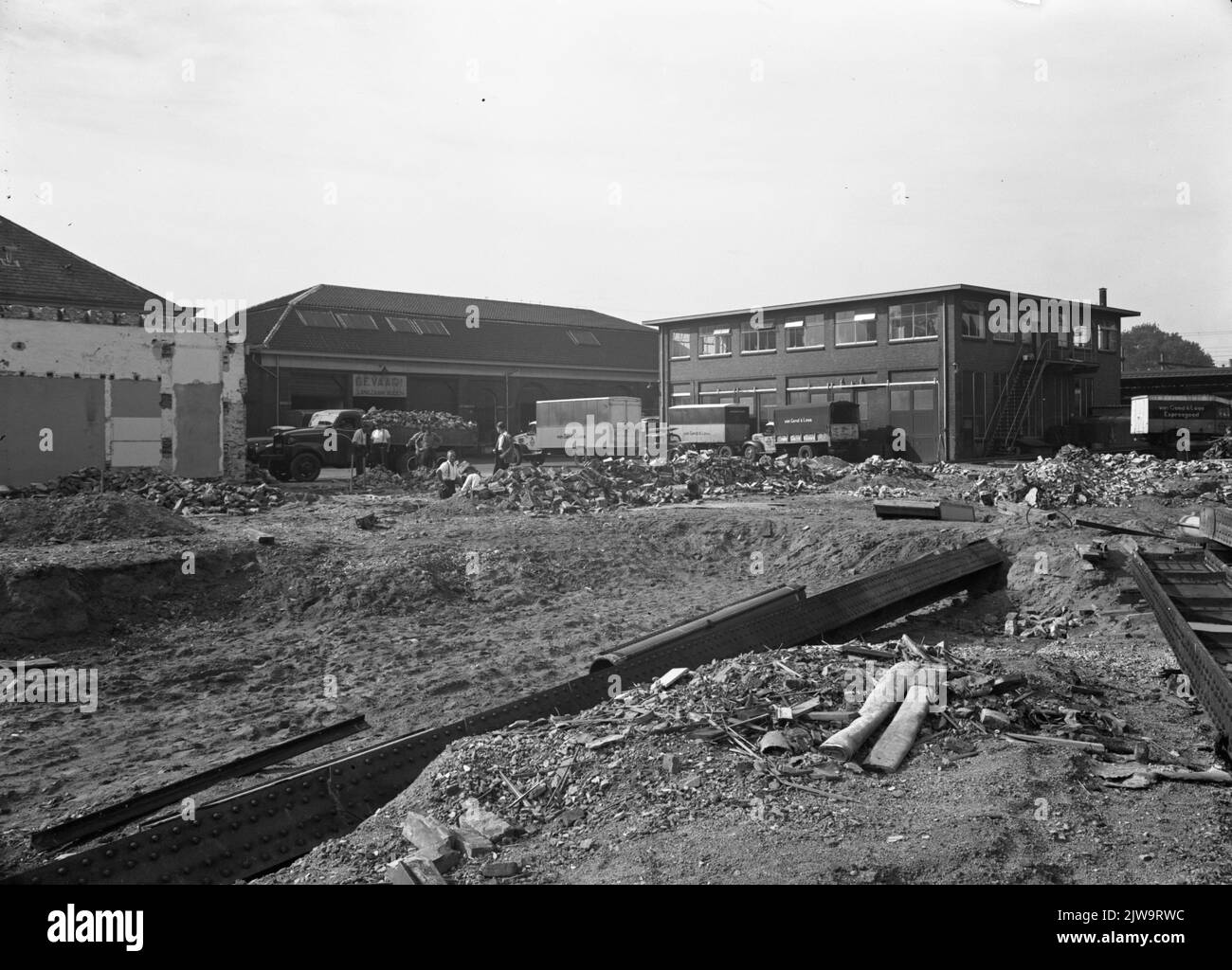 Image de la démolition de l'ancienne impression de cartes de place de la N.S. sur le Moreelselaan à Utrecht. En arrière-plan, les ateliers de Van Gend & Loos. Banque D'Images