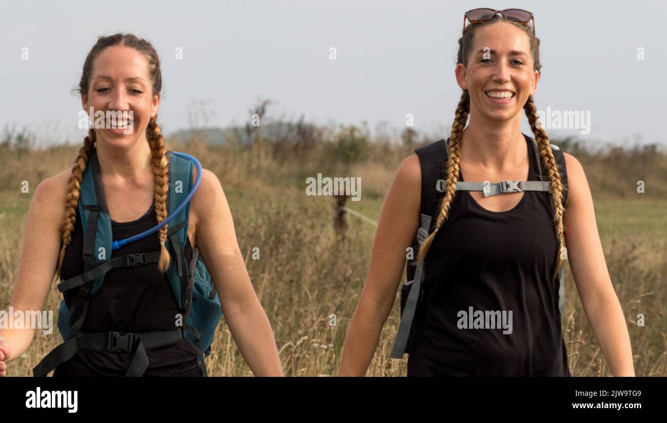 Les coureurs et les marcheurs commencent le défi de la côte sud à pour les œuvres caritatives de leur choix. Chaque participant doit remplir un formulaire 100km, 57km, 43km. Banque D'Images