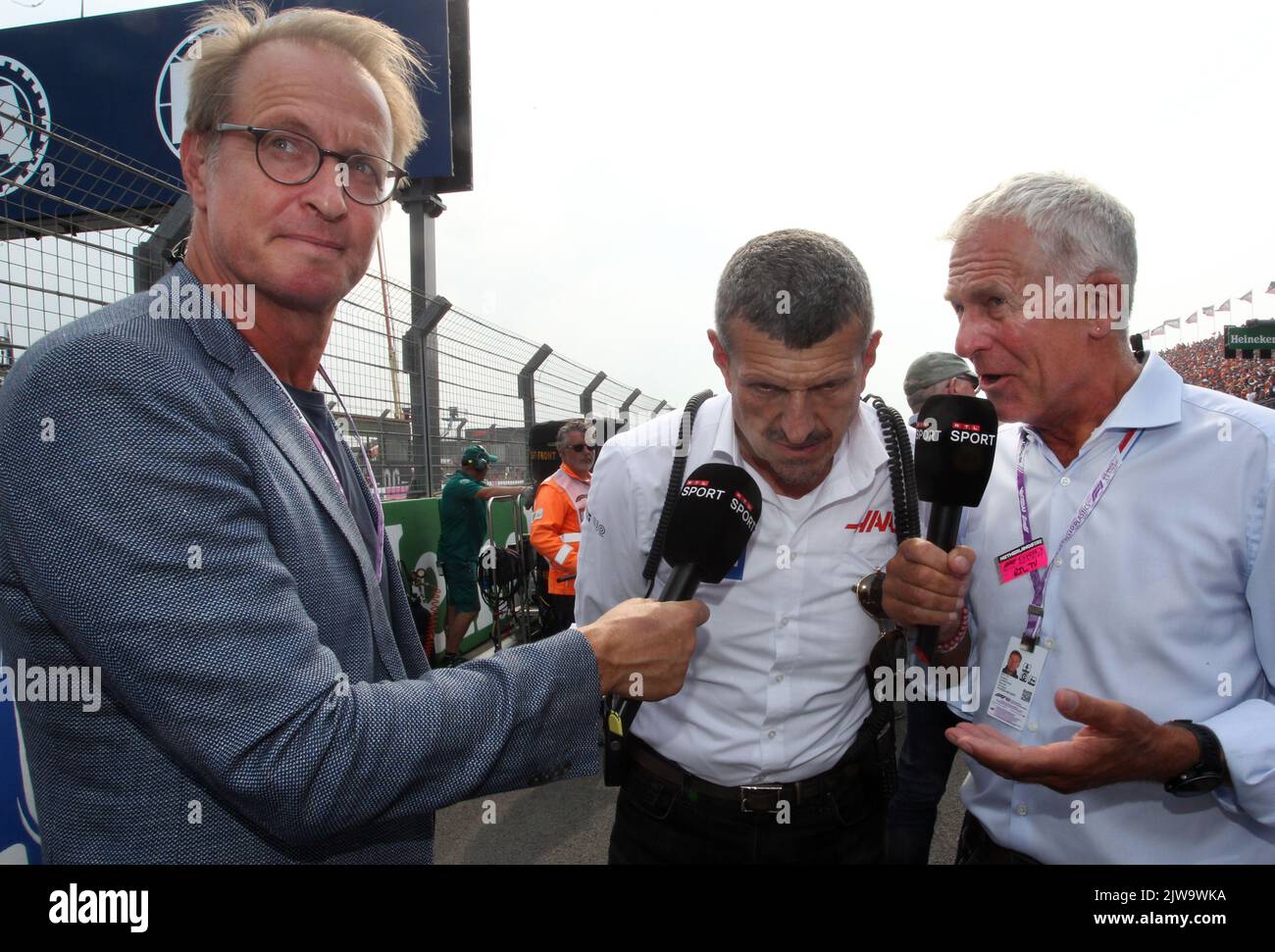 ZANDVOORT, pays-Bas. , . Dans Zandvoort, Florian KOENIG, présentateur à RTL Television et Christian Danner dans une interview avec Guenther Steiner, (ITA), Team principal de Haas F1 Team Credit: SPP Sport Press photo. /Alamy Live News Banque D'Images
