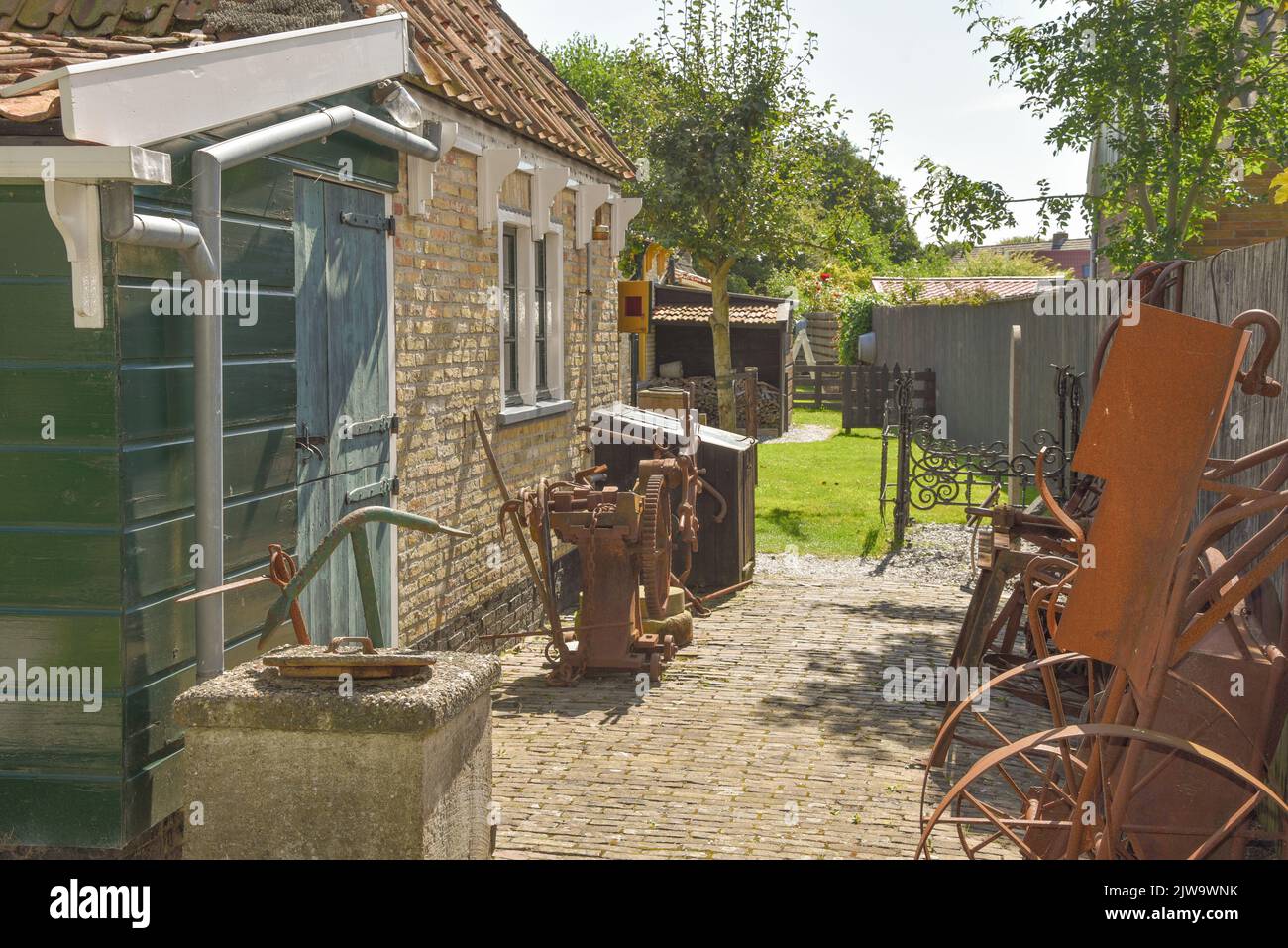 Oudeschild, pays-Bas. Août 2022. Vieux outils rouillés dans la cour d'un chalet de pêcheur. Photo de haute qualité Banque D'Images