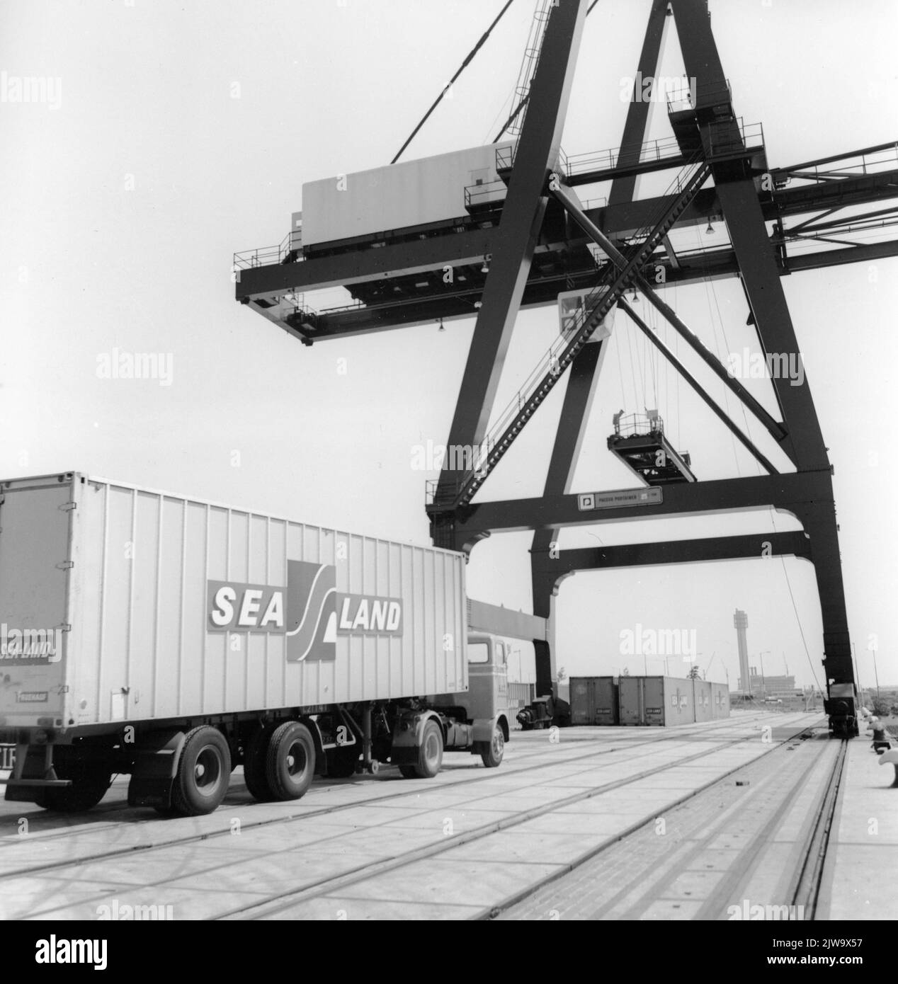 Image du transbordement de conteneurs de la mer de Rederij dans l'Eemhaven à Rotterdam. Banque D'Images