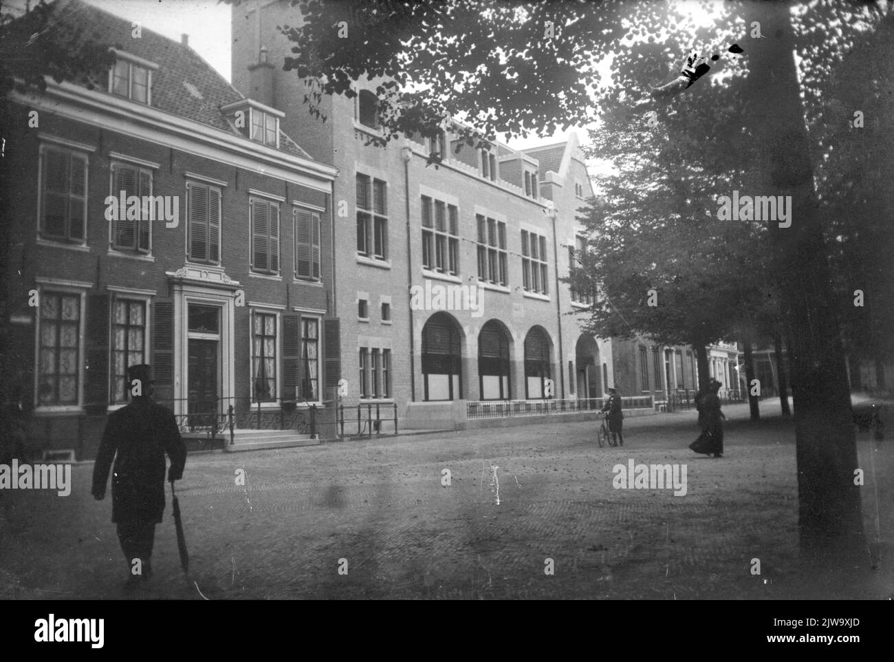 Vue sur le Janskerkhof à Utrecht, avec le nouveau bâtiment de la Société étudiante P.H.R.M. (Janskerkhof 14) et le Janskerkhof 15 sur la gauche. Banque D'Images Vue sur le Janskerkhof à Utrecht, avec le nouveau bâtiment de la Société étudiante P.H.R.M. (Janskerkhof 14) et le Janskerkhof 15 sur la gauche. Banque D'Images