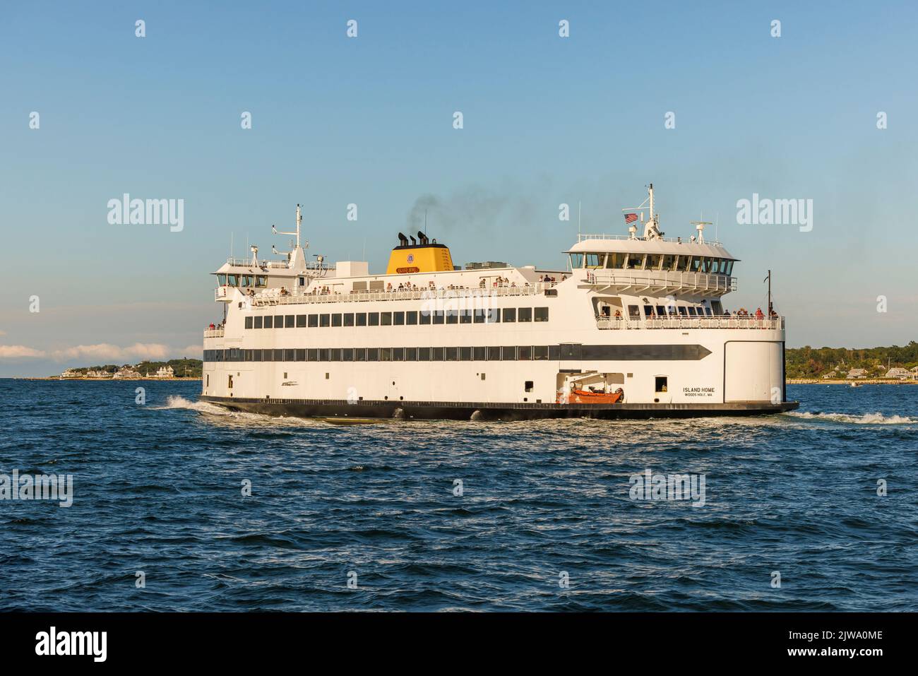 Le ferry « V Island Home » de Steamship Authority quitte le port de Vineyard Haven sur Martha's Vineyard à destination de Woods Hole, Massachusetts, sur le continent. Banque D'Images