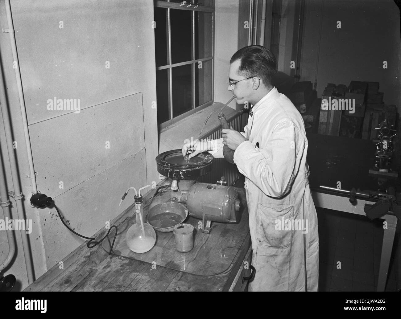 Intérieur du Keuringsbureau de la N.S. (Contradiatraat) à Utrecht: Dispositif pour les préparations de broyage. Banque D'Images