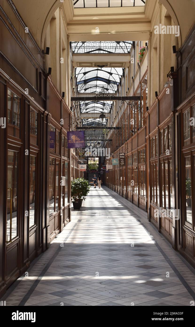 Le passage du Grand Cerf, une arcade commerciale, construit entre 1825 et 45, le plus haut et le mieux éclairé des arcades de Paris, a été restauré dans les années 1980. Banque D'Images