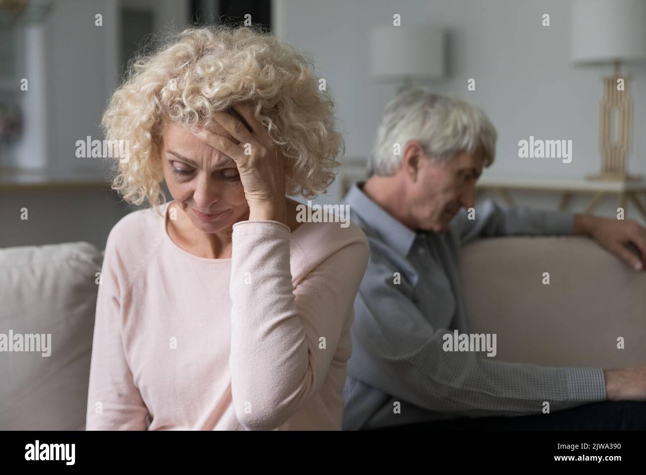 Femme âgée offensé se sentant mal, contrariée après un conflit, rangée Banque D'Images