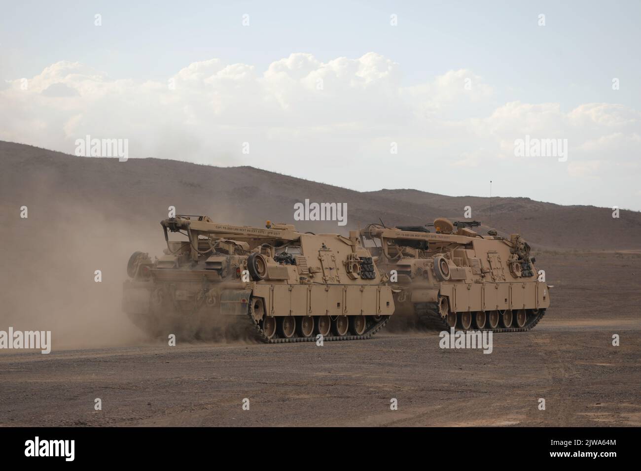 Les soldats américains affectés au 299th Brigade support Battalion, 2nd Armored Brigade combat Team, 1st Infantry Division effectuent des opérations de rétablissement à l'aide d'un véhicule de récupération M88 pendant la rotation d'action décisive 22-09 au Centre national d'entraînement, fort Irwin, Californie, 12 août 2022. (É.-U. Photo de l'armée par le Sgt. Ryan Gosselin, Groupe des opérations, Centre national de formation) Banque D'Images