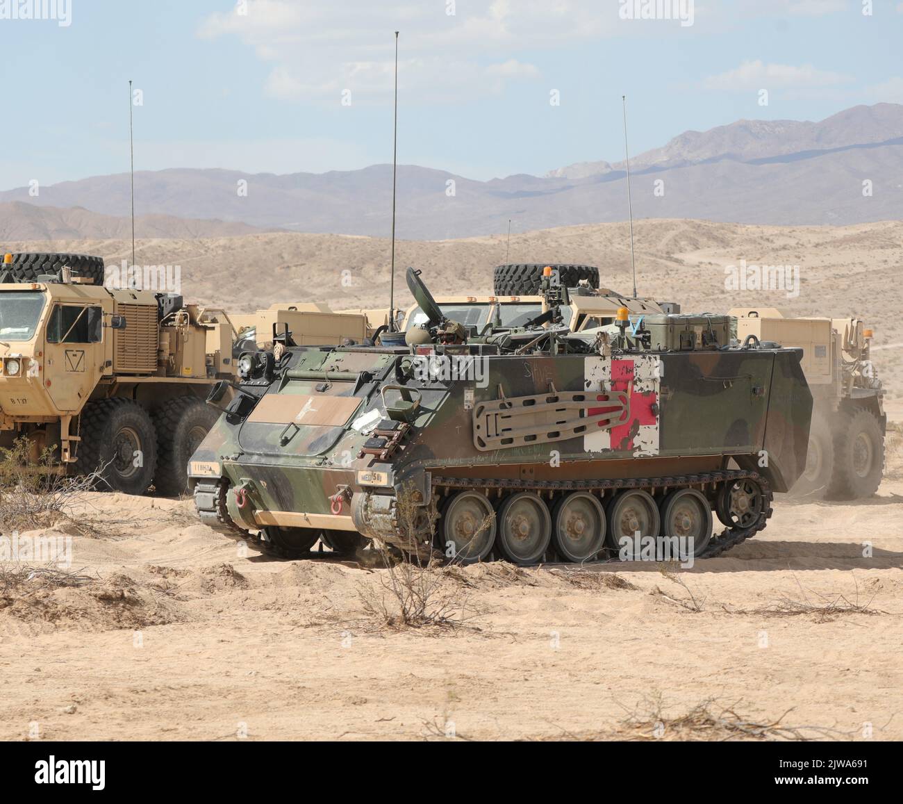 Soldats américains affectés au 1st Bataillon, 63rd Infantry Regiment, 2nd Armored Brigade combat Team, 1st Infantry Division manœuvre un M113 Armored personnel Carrier dans la Brigade support Area (BSA) pendant la rotation d'action décisive 22-09 au Centre national d'entraînement, fort Irwin, Californie, le 12 août 2022. (É.-U. Photo de l'armée par le Sgt. Ryan Gosselin Operations Group, Centre national de formation) Banque D'Images