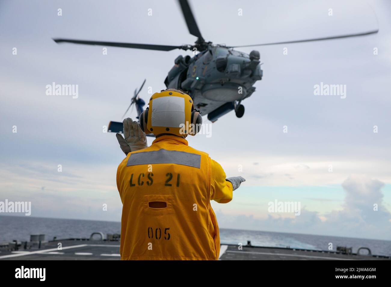 OCÉAN ATLANTIQUE (août 31, 2022) le compagnon de classe 1st de Boatswain Anthony Thomas signale un hélicoptère MH-60R, affecté aux spartiates de l'Escadron de frappe maritime (UGV) 70, lors des opérations de vol à bord du navire de combat littoral Freedom-variant USS Minneapolis-Saint Paul (LCS 21), le 31 août 2022. L'USS Minneapolis-Saint Paul doit participer à la Fleet week Maryland 2022. (É.-U. Photo de la marine par le spécialiste des communications de masse 2nd classe Juel Foster) Banque D'Images