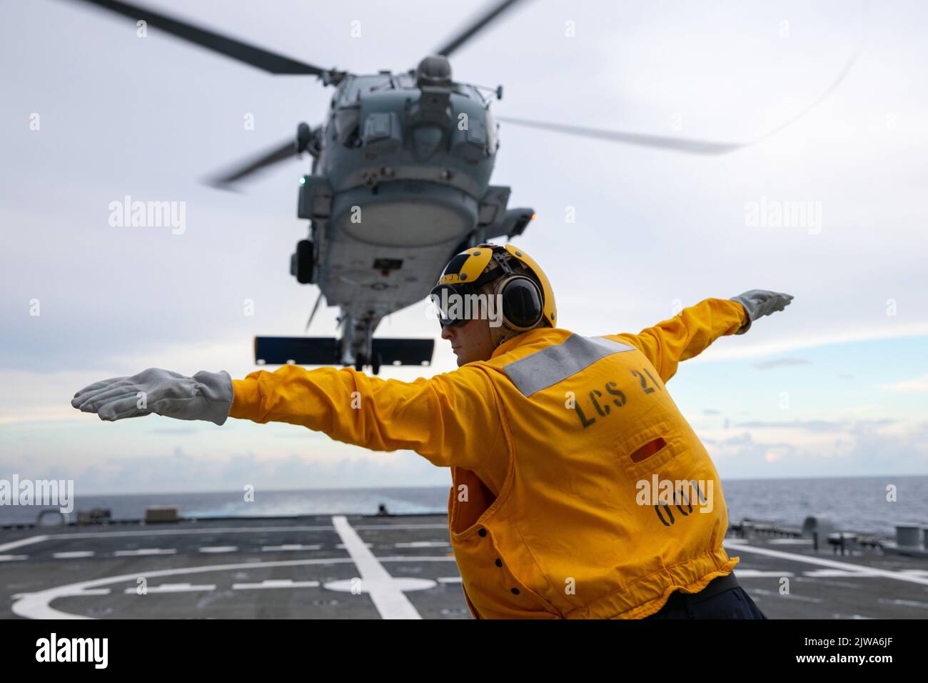 OCÉAN ATLANTIQUE (août 31, 2022) le Mate 2nd de Boatswain, de classe Kyle Jayroe, signale un hélicoptère MH-60R, affecté aux spartiates de l'Escadron de frappe Marifime (HSM) 70, lors des opérations de vol à bord du navire de combat littoral Freedom-variant USS Minneapolis-Saint Paul (LCS 21), le 31 août 2022. L'USS Minneapolis-Saint Paul doit participer à la Fleet week Maryland 2022. (É.-U. Photo de la marine par le spécialiste des communications de masse 2nd classe Juel Foster) Banque D'Images