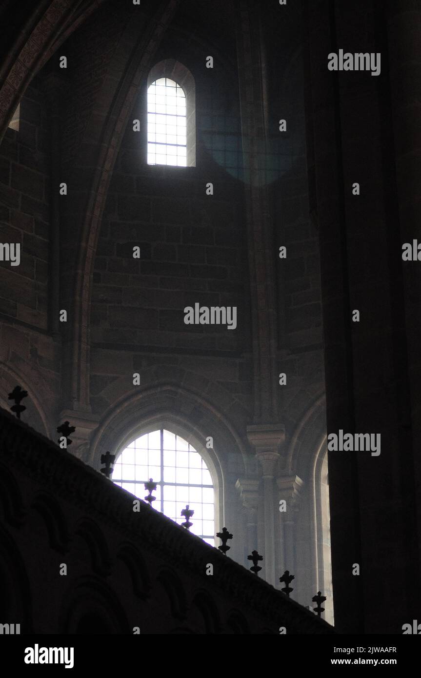 Vue intérieure d'une cathédrale européenne avec de sombres murs médiévaux Banque D'Images