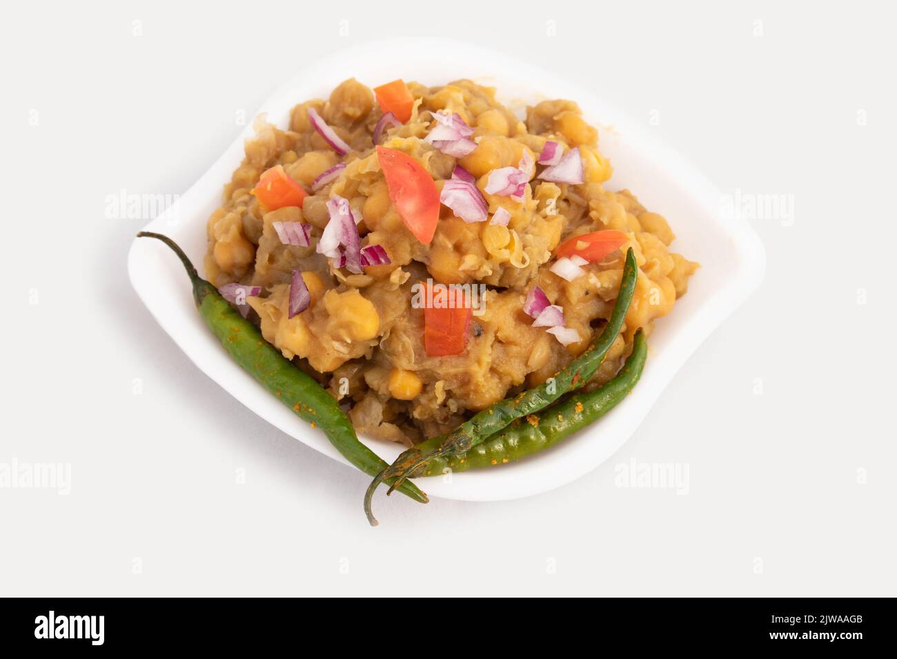 Matar Chole également appelé Chhola ou Bheeghe Chholey est épicé, à base de curry aliments salés fait de l'Ahite cuit à la pression et trempée pois Matar Vatana Tosse Banque D'Images