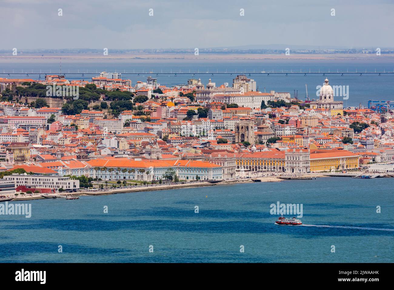 Panorama de la vieille ville de Lisbonne vu du point de vue de Cristo Rei, Lisbonne, Portugal Banque D'Images