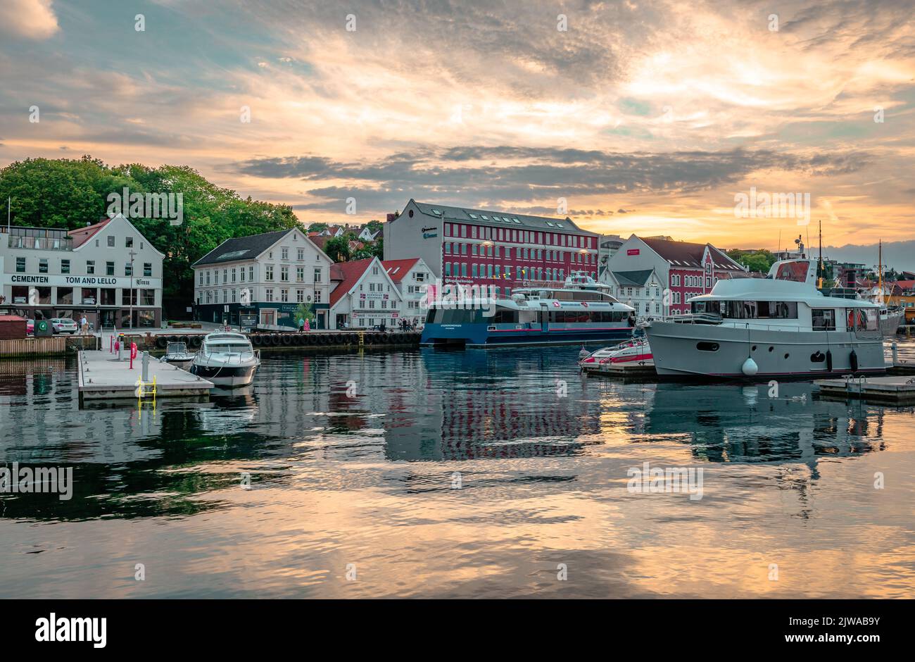 Stavanger, Norvège - 14 août 2022 : vue sur Vågen, le port de la ville. Banque D'Images