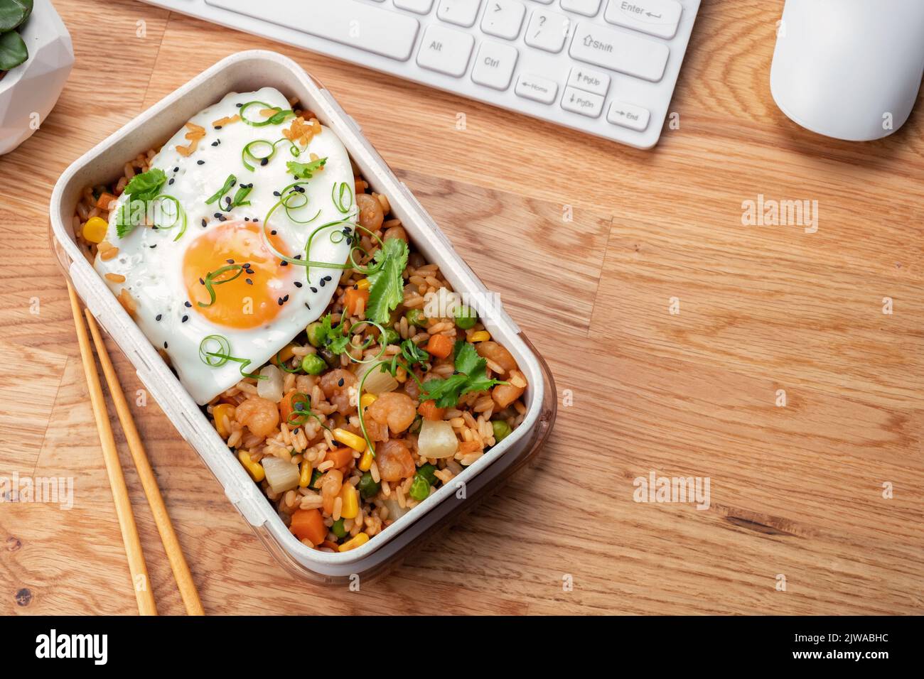 Crevettes de riz frit avec légumes et œuf dans une boîte à lunch Banque D'Images