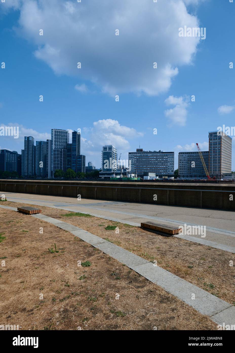 Vue sur les grands bâtiments de londres avec parc d'herbe en parche sous ciel bleu avec nuages puffy Banque D'Images