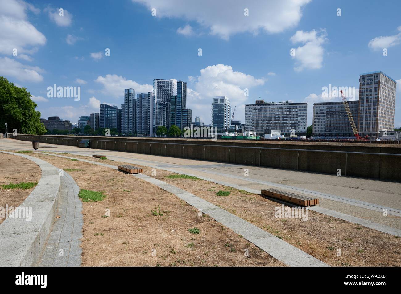 Vue sur les grands bâtiments de londres avec parc d'herbe en parche sous ciel bleu avec nuages puffy Banque D'Images