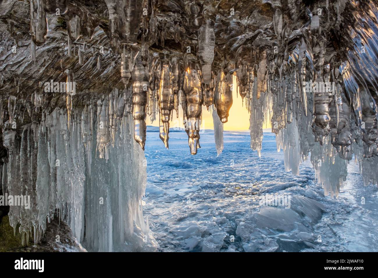 Glaces dans une grotte sur le lac Baikal au coucher du soleil Banque D'Images