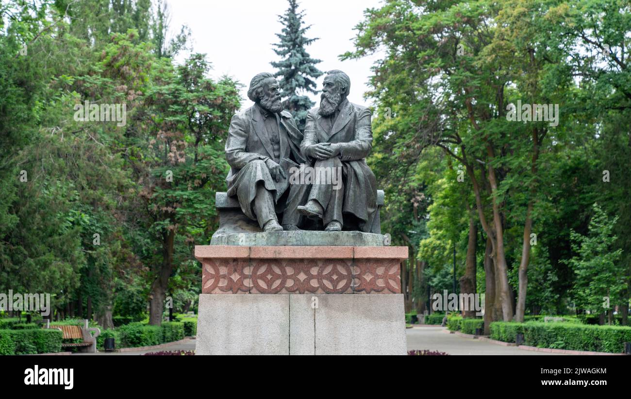 Bichkek, Kirghizistan - Mai 2022 : monument de l'ère soviétique, statues de Karl Marx et Friedrich Engels Banque D'Images
