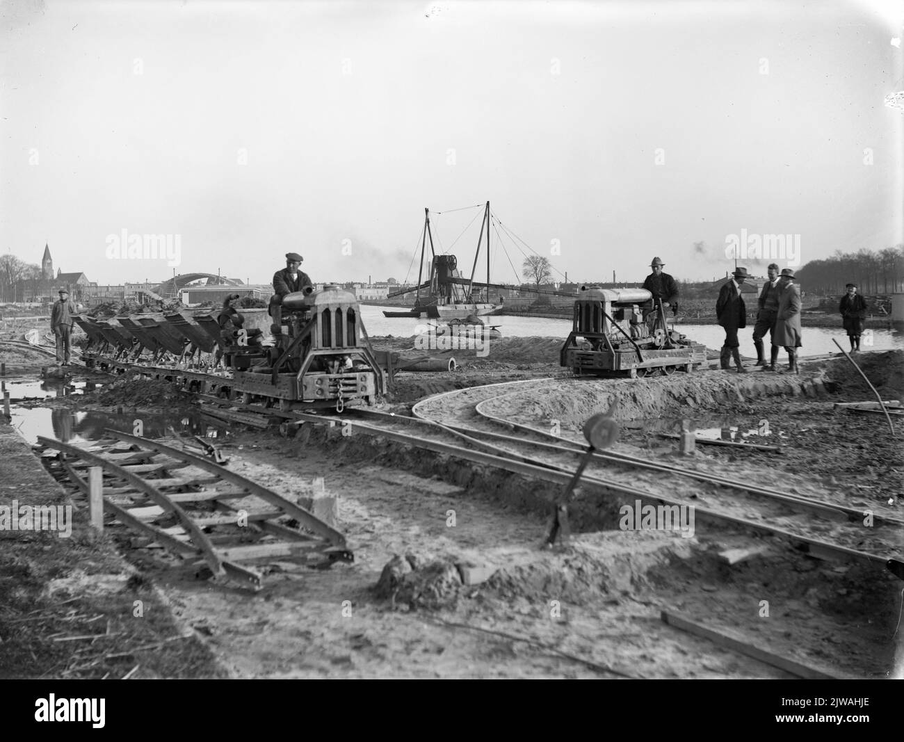 Image des travaux de construction du port de vente aux enchères d'Utrecht, depuis le sud-est; au premier plan, une locomotive à voie étroite avec chariots Kipp. Banque D'Images