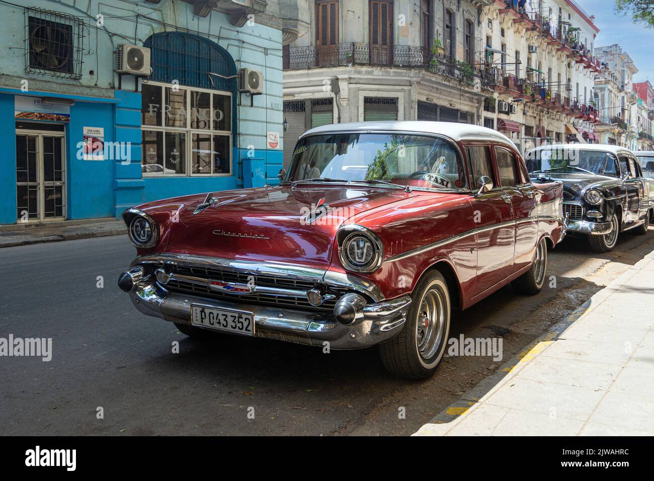 Une voiture Chevrolet classique des années 1950 garée dans une rue du centre-ville de la Havane, Cuba. Banque D'Images