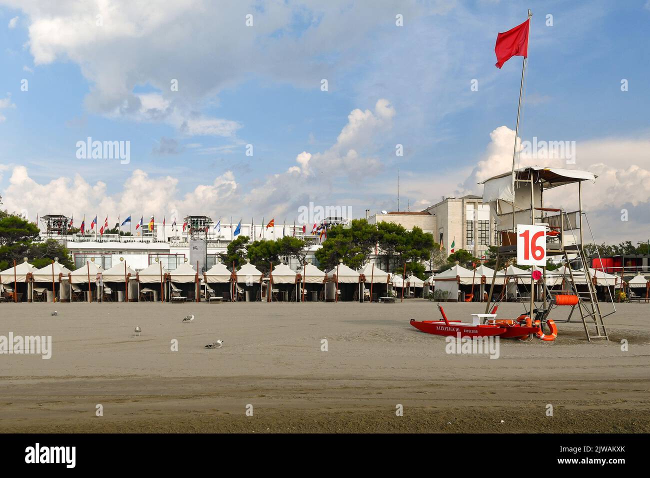 La plage en face du Palais du Cinéma, siège du Festival International du film de Venise 79th, Lido de Venise, Venise, Vénétie, Italie Banque D'Images