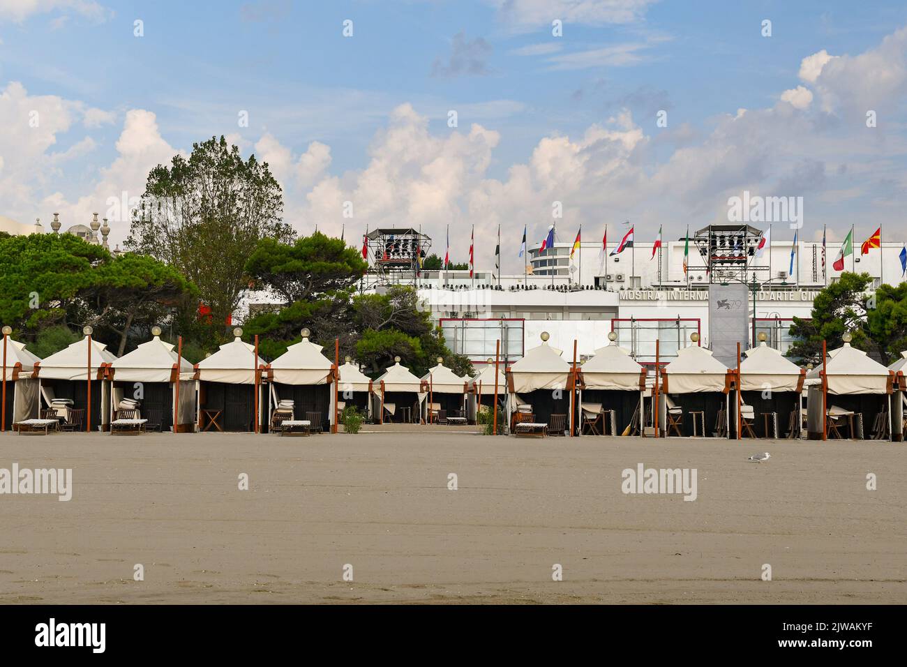 La plage en face du Palais du Cinéma, siège du Festival International du film de Venise 79th, Lido de Venise, Venise, Vénétie, Italie Banque D'Images