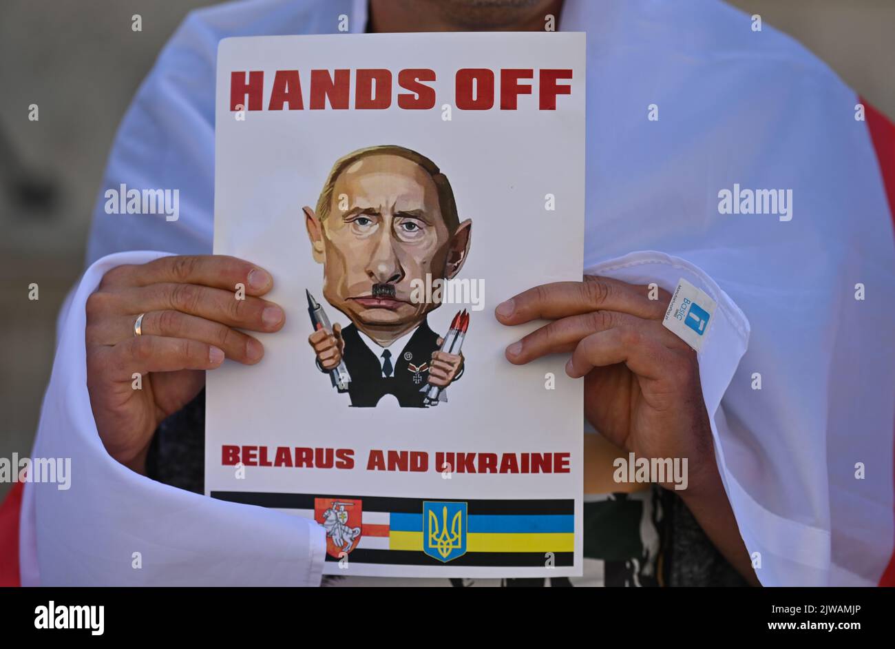 GDANSK, POLOGNE. 04 septembre 2022. Un activiste tient une affiche avec une image du président russe Vladimir Poutine et des mots "mains off - Belarus et Ukraine". Les membres de la diaspora biélorusse locale soutenus par les Ukrainiens vivant à Tri-City poursuivent leur manifestation hebdomadaire dans le centre de Gdansk, crédit: ASWphoto/Alay Live News Banque D'Images