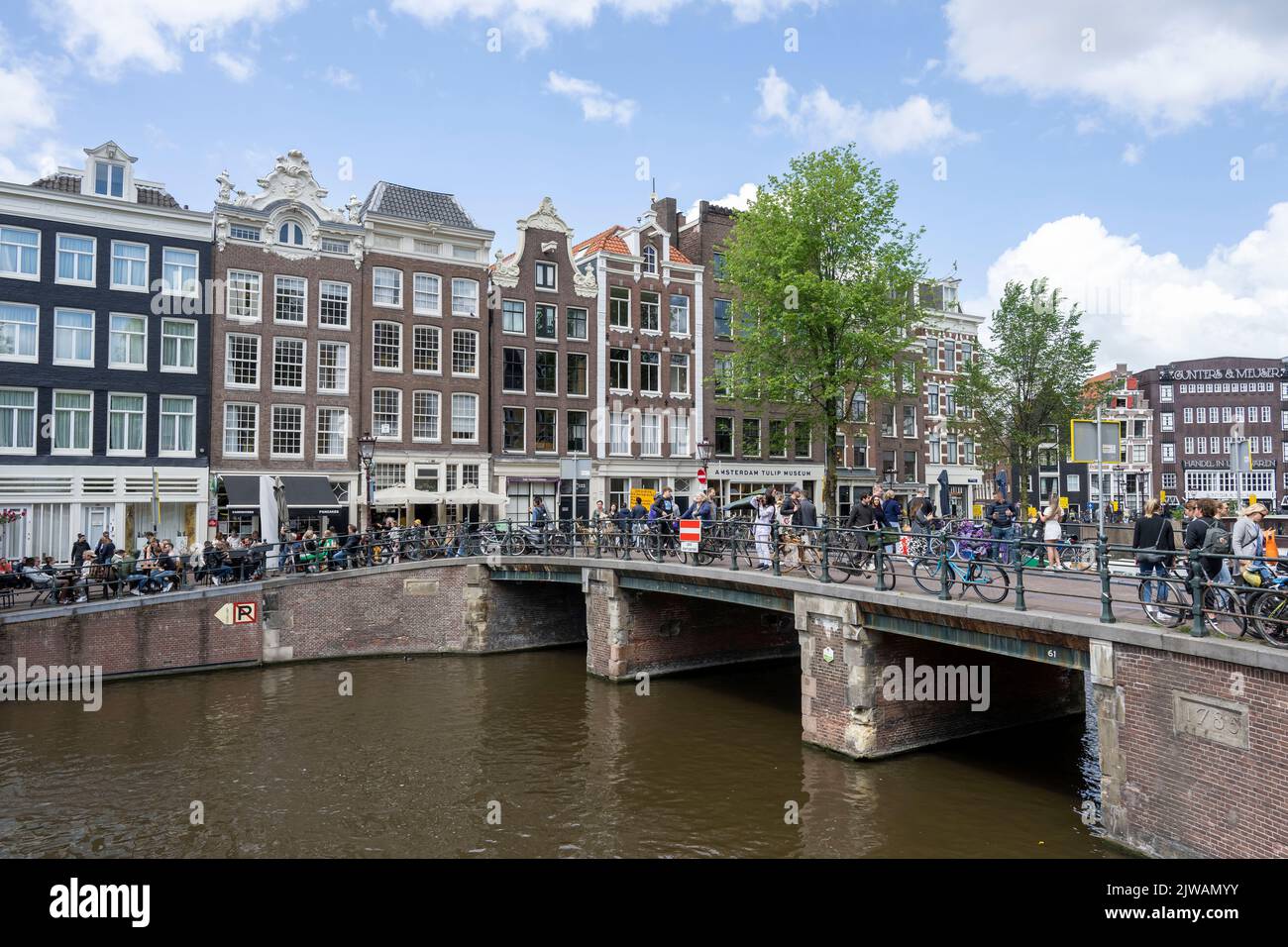 Bateaux dans les canaux d'Amsterdam en Hollande. Banque D'Images
