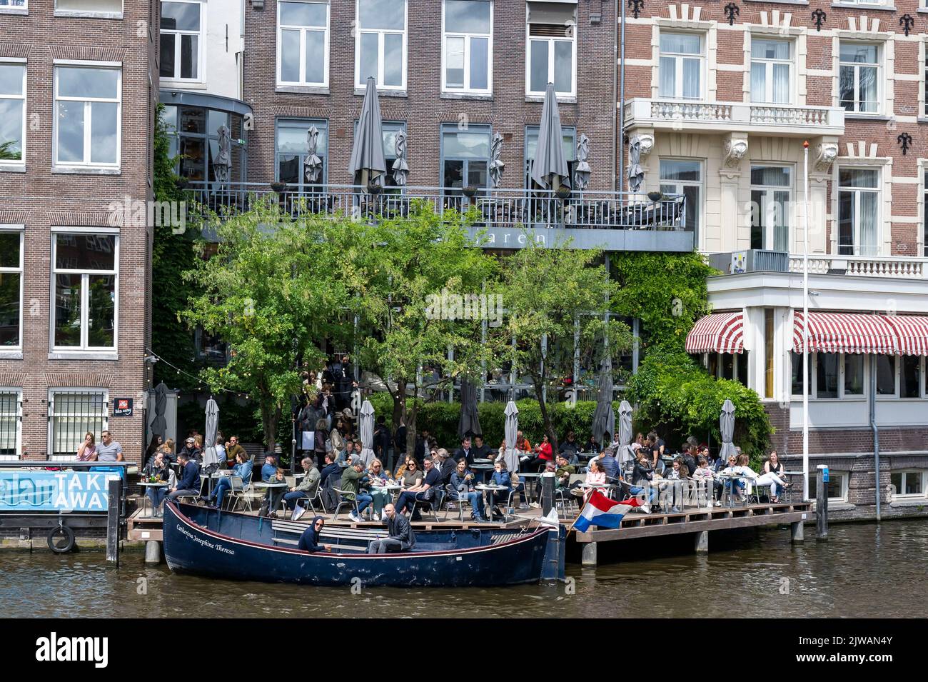 Bateaux dans les canaux d'Amsterdam en Hollande. Banque D'Images