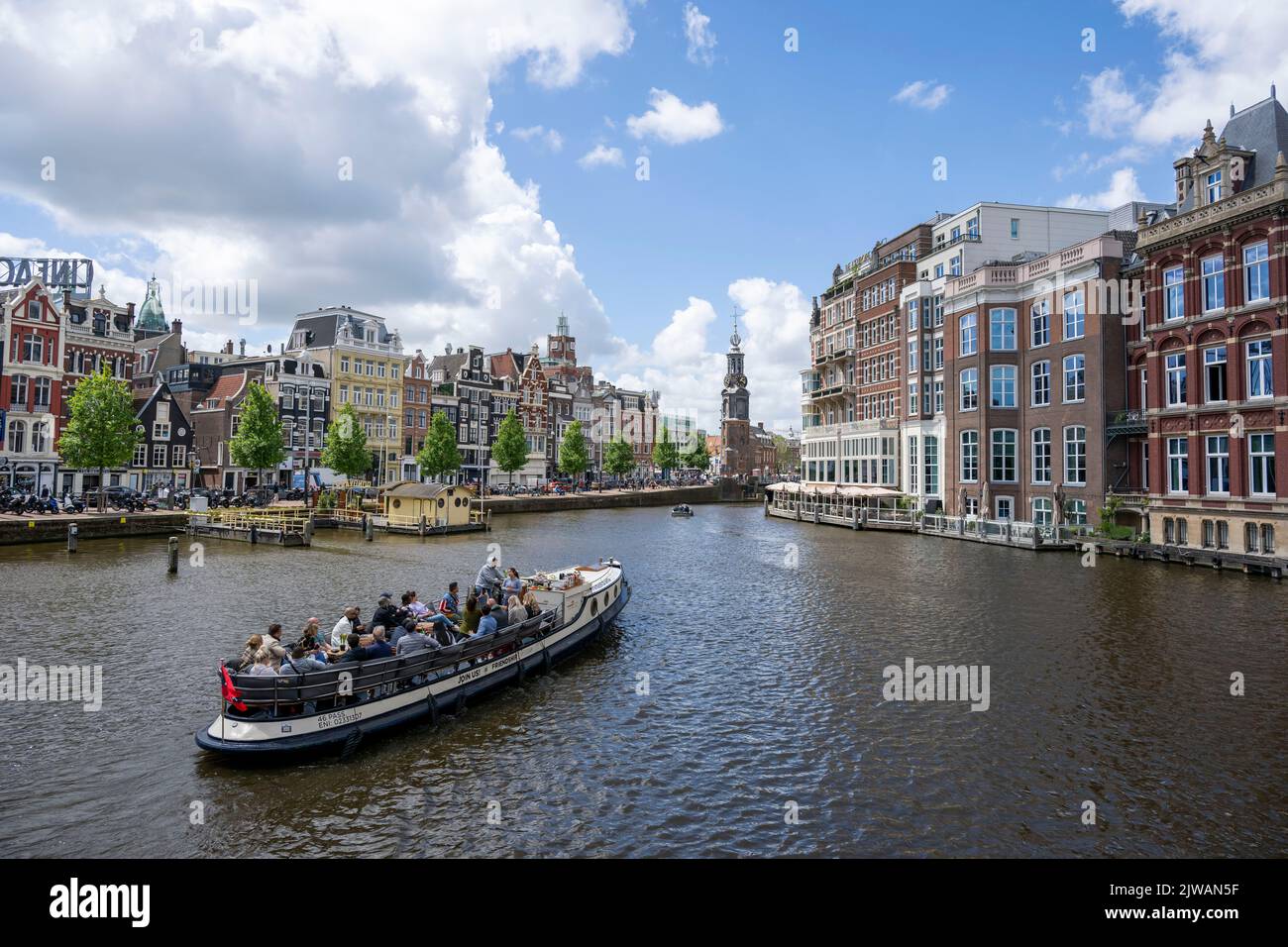 Bateaux dans les canaux d'Amsterdam en Hollande. Banque D'Images