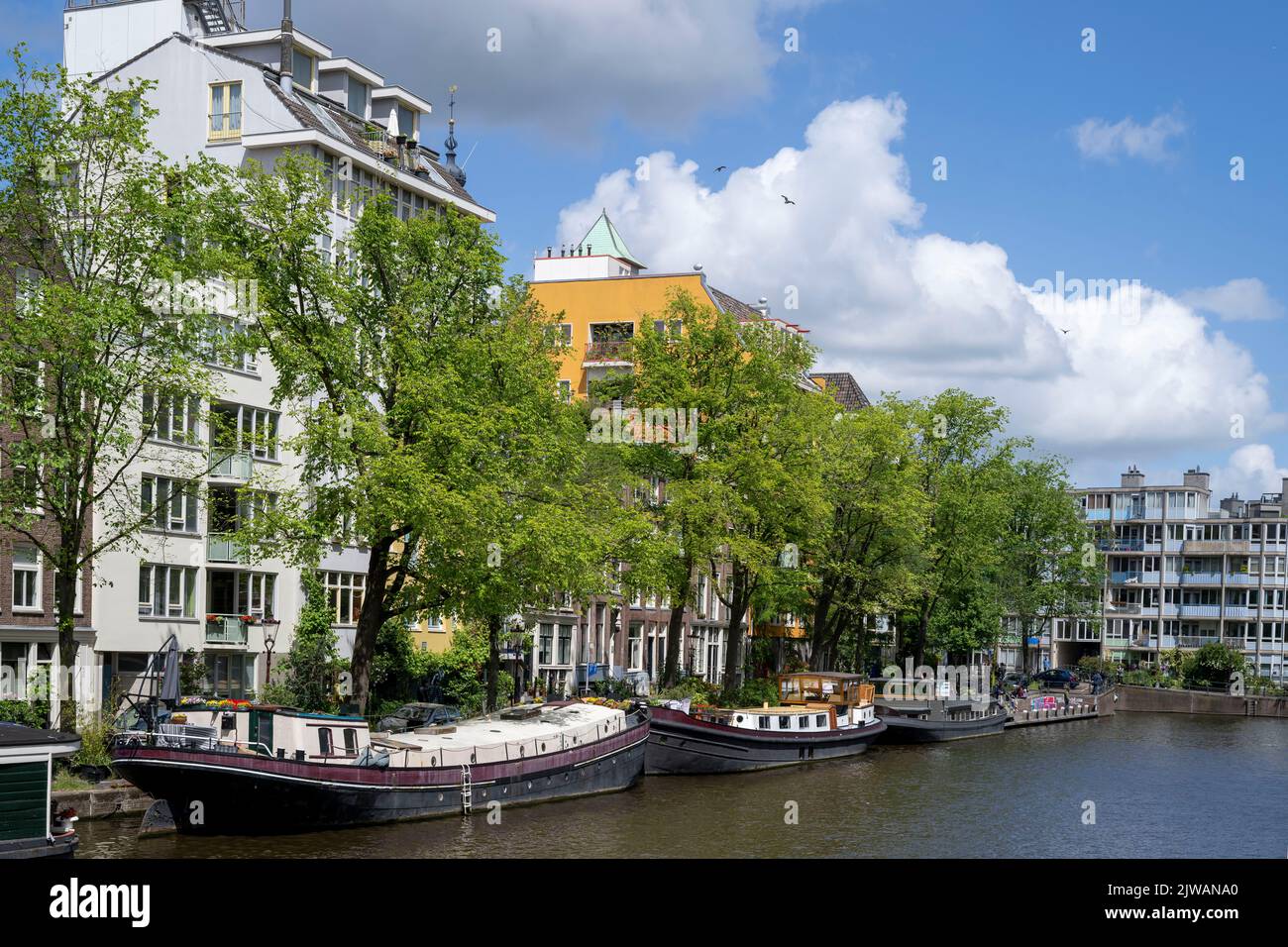 Bateaux dans les canaux d'Amsterdam en Hollande. Banque D'Images